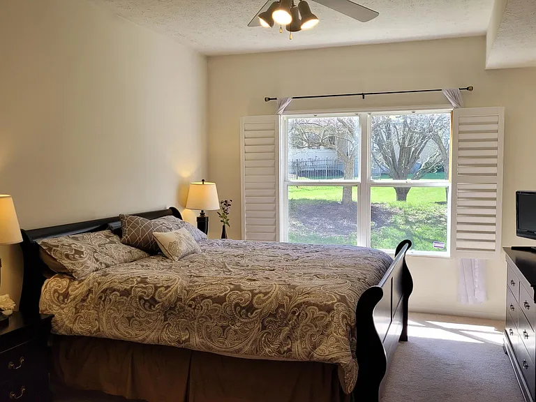 4657 Court Yard Dr — Photo 20