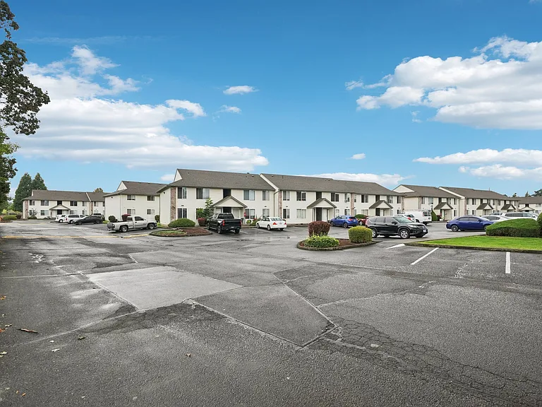 Stonehedge Court Apartments — Photo 17