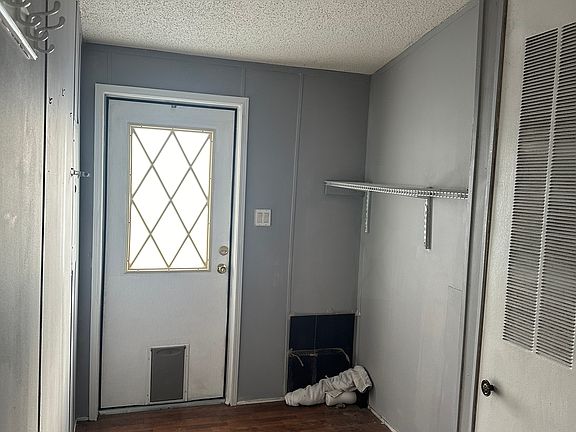 Washer/Dryer hookups.