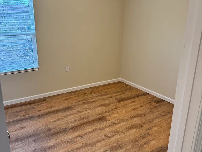 304 W Watson St — Photo 9