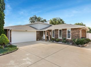 2237 Charmingfare Dr, Woodridge, IL