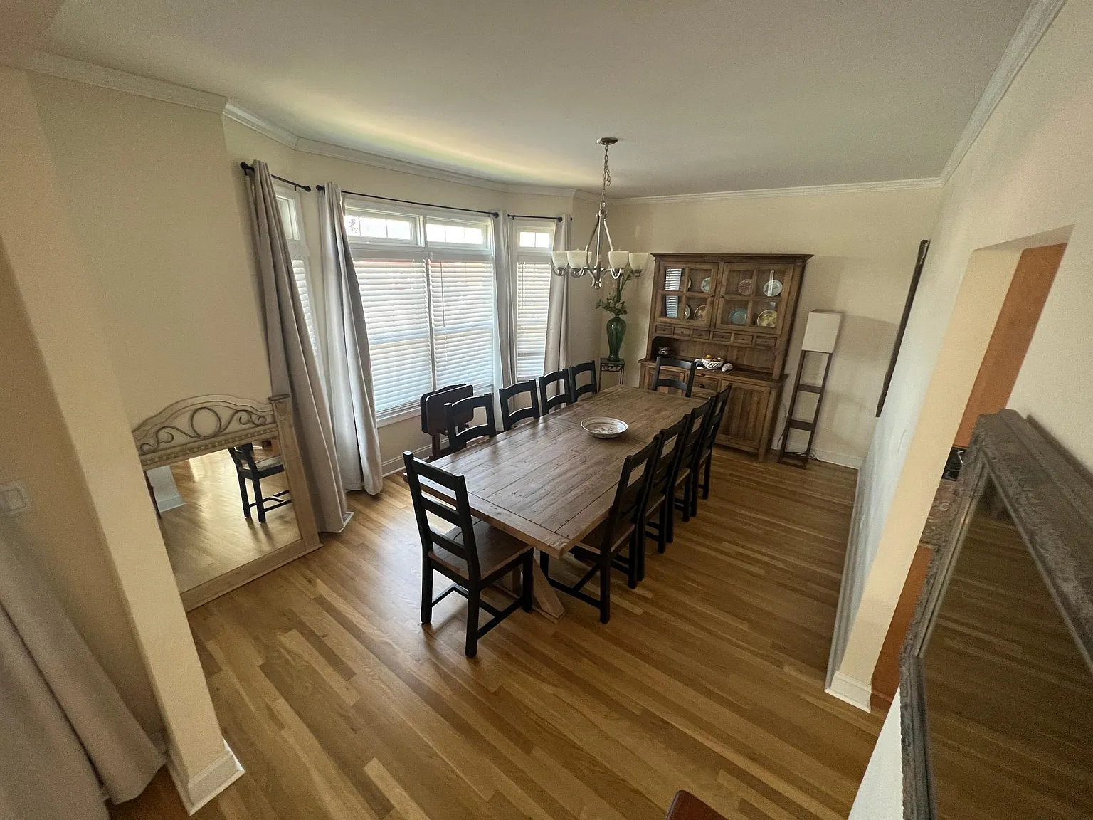 5 bed, 3000 sqft, $5,500 — Photo 3