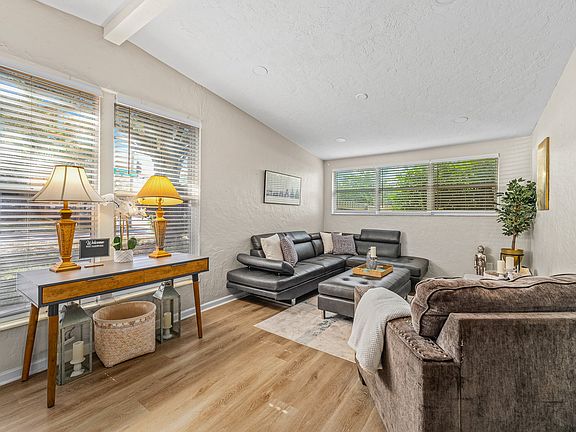 4th image of 102 Mission Hills Ave