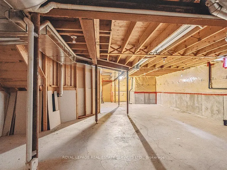 54 Stonebrook Cres — Photo 39
