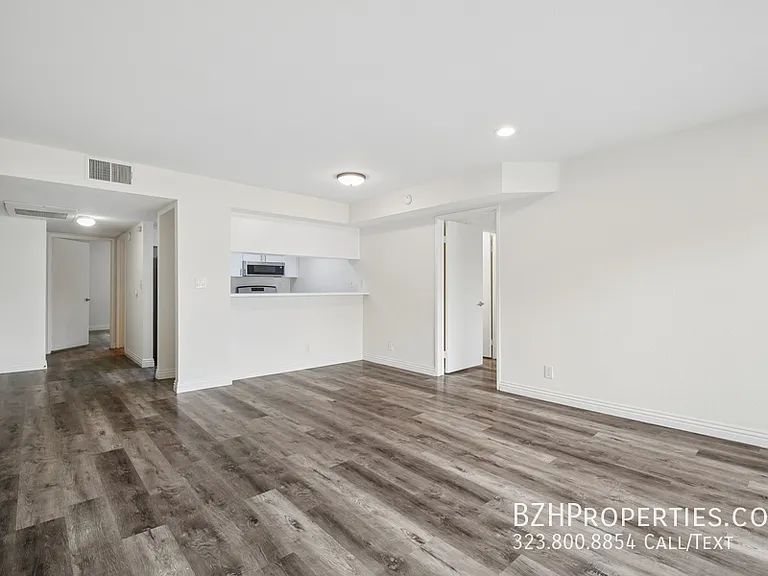 870 Crenshaw — Photo 6