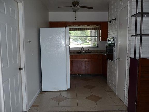 4th image of 1577 S Evergreen Ave
