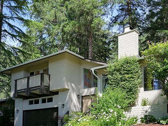 4th image of 978 Fir Tree Gln