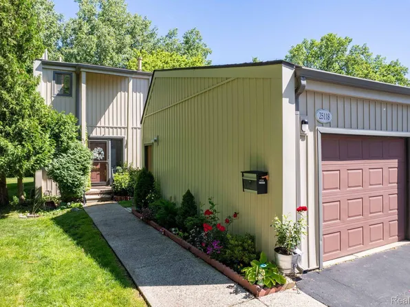 25118 Woodvale Dr N, Southfield, MI 48034