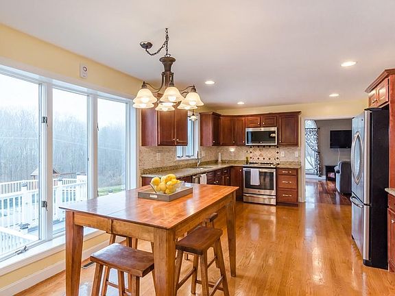 4th image of 6 Rolling Meadows Ln