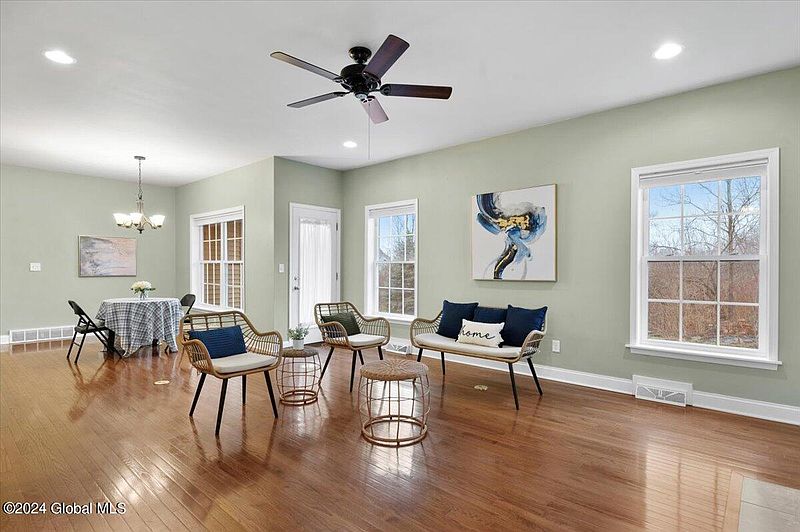 5th image of 70 Beacon Street