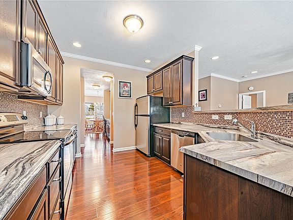 5th image of 612 Whispering Pines Dr