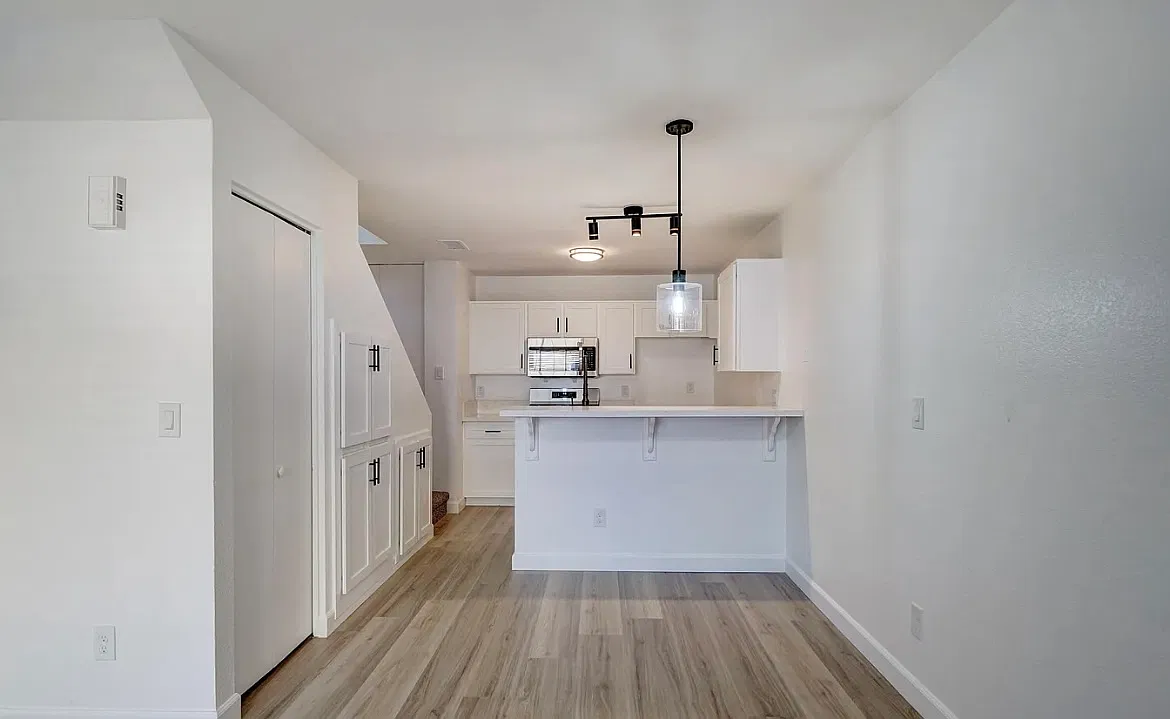 2 bed, 944 sqft, $2,300 — Photo 3