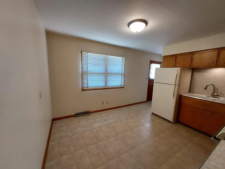 319 N Clayton Ave — Photo 5