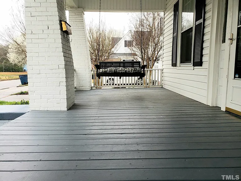 204 E Davis St — Photo 2