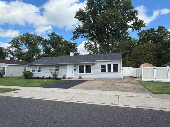 516 Parkway Dr, Fairless Hills, PA 19030