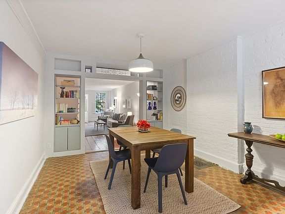 5th image of 292 De Graw St
