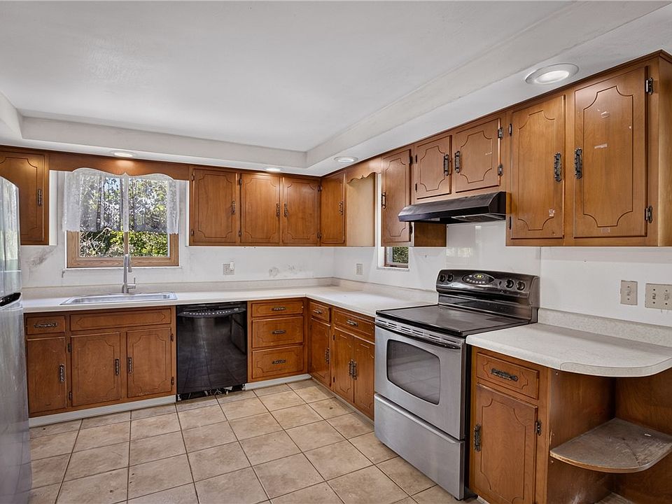 16th image of 121 Kittanning St