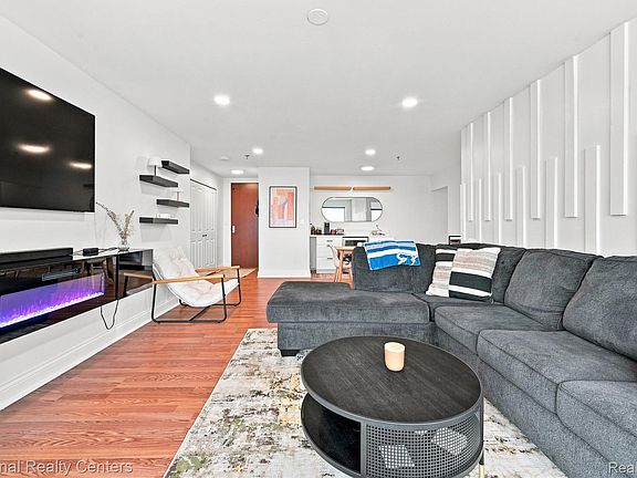 4th image of 1001 W Jefferson Ave #300/24J