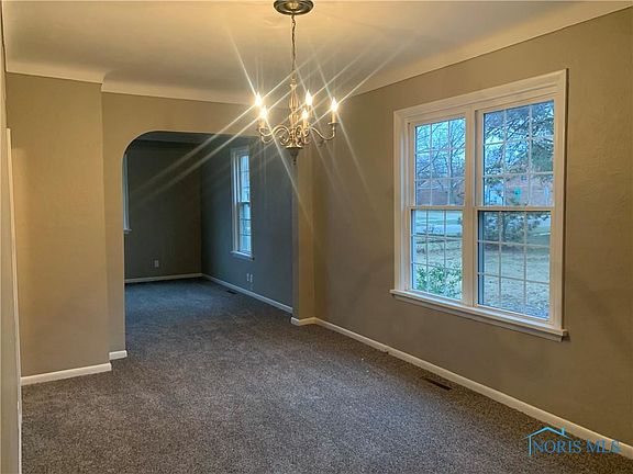 3rd image of 224 E Broadway St