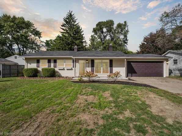 6314 Woodsdale Dr, Grand Blanc, MI 48439