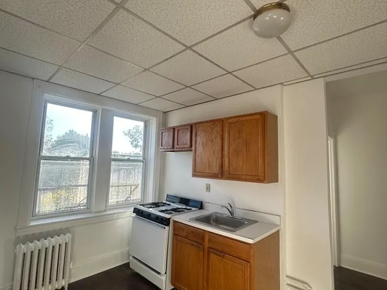 355 Lincoln Ave — Photo 2