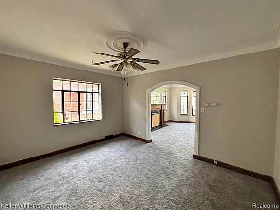 5th image of 2943 Leslie St