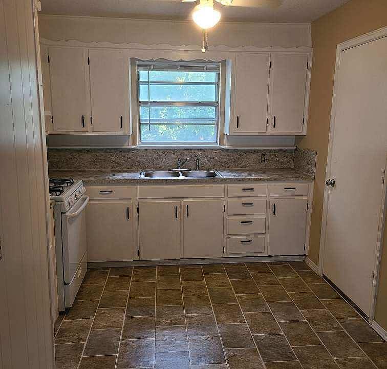 2nd image of 1109 W Maple St N