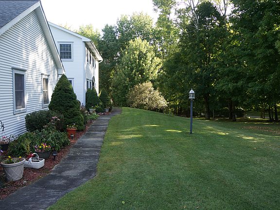 5th image of 48 Eastwood Dr