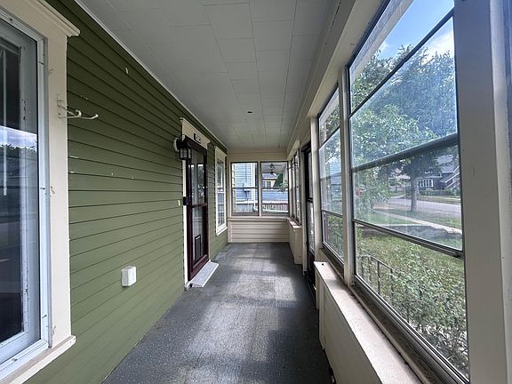 4th image of 903 1st St SE