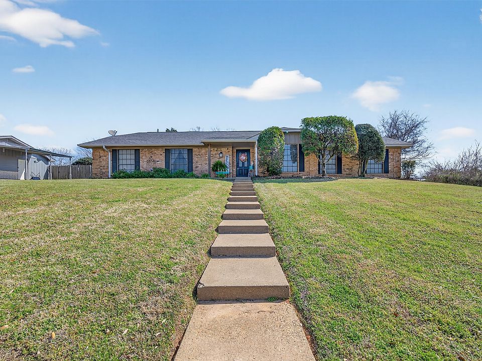 1st image of 209 Colonial Cir