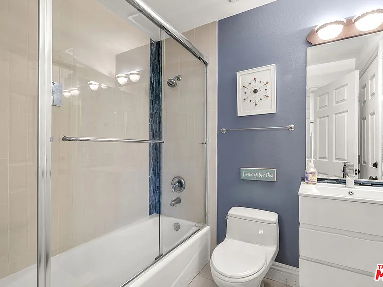 4544 Tobias Ave — Photo 39