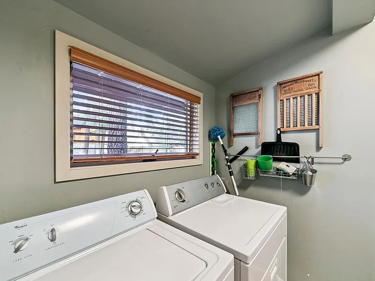 458 Center St — Photo 33
