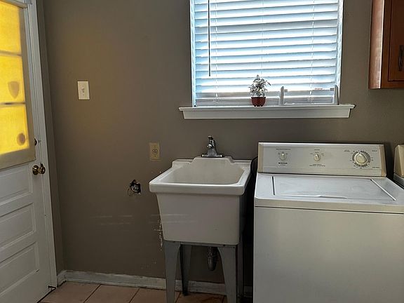 3rd image of 1405 Belmont Pl