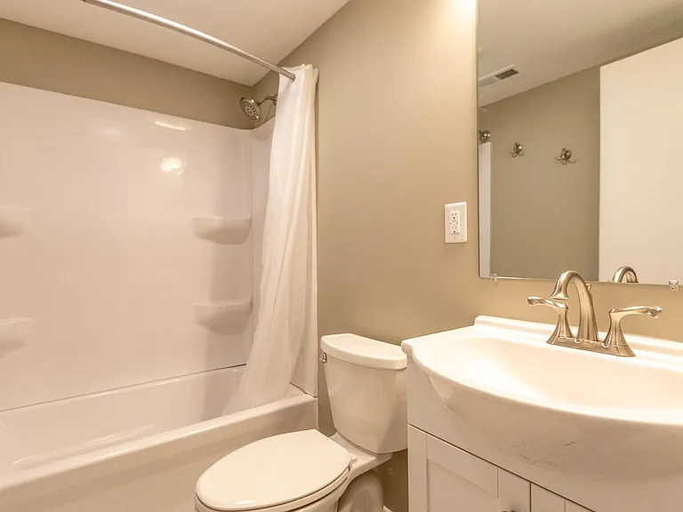 121 N Roosevelt St — Photo 7