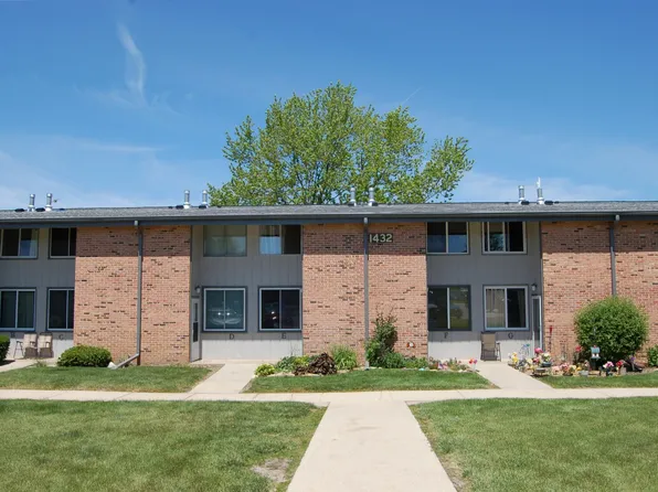 1432 Big Bend Rd, Waukesha, WI 53189