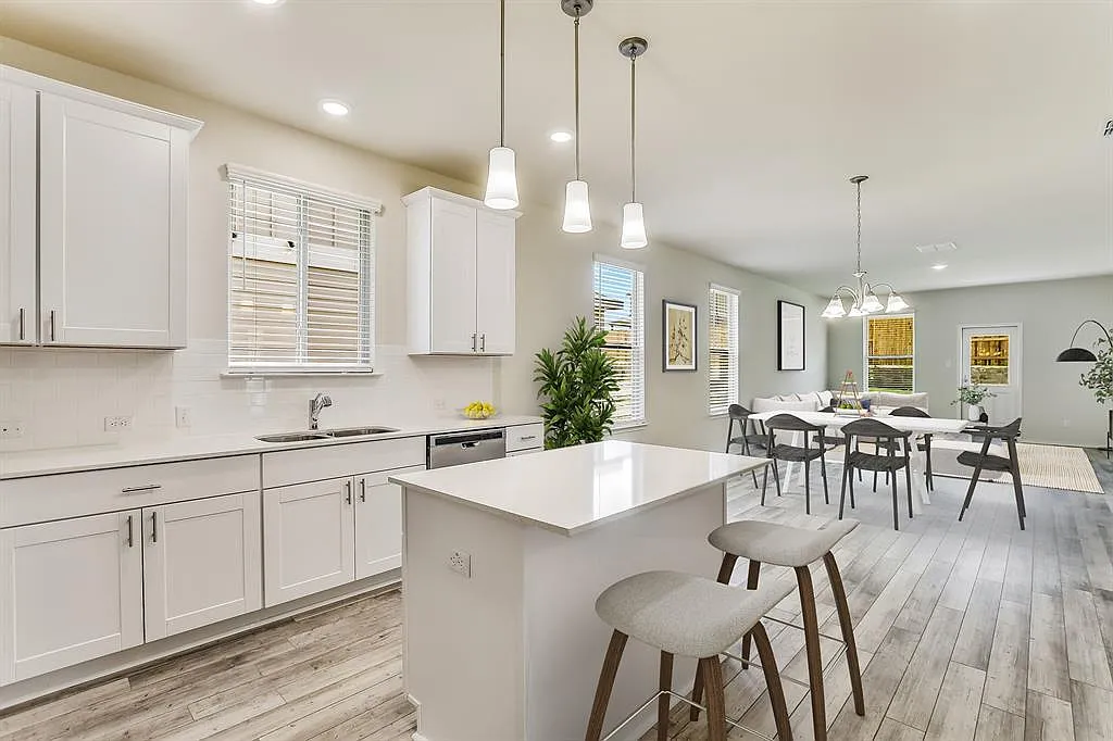 3 bed, 2.0 bath, 1705 sqft, $2,100 — Photo 2
