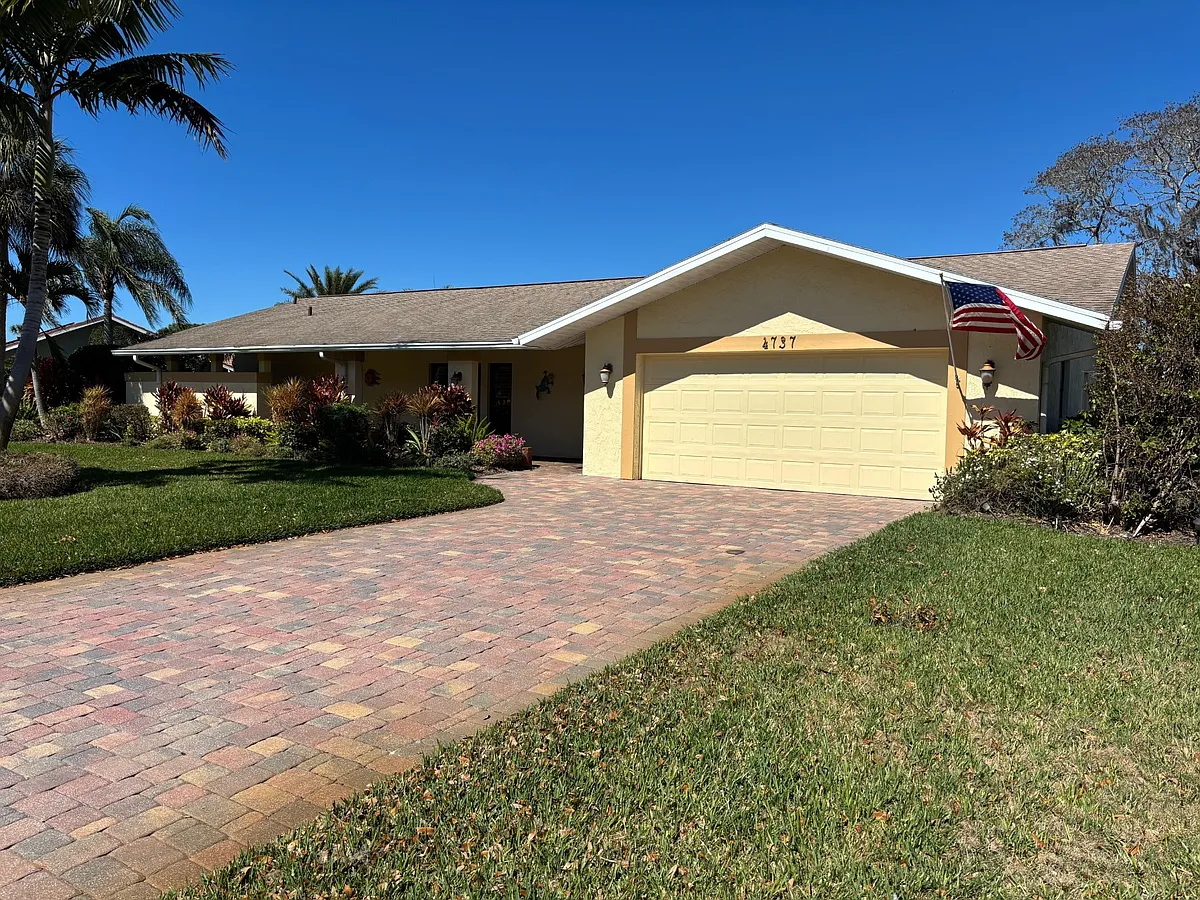 well maintained landscaping - 4737 Greencroft Rd