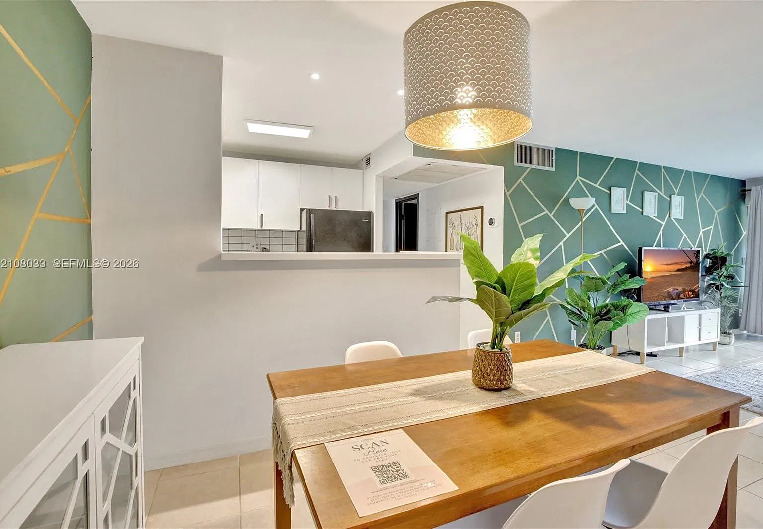 Hampton Court Condo — Photo 4
