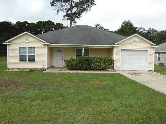 2nd image of 820 Summer Ln