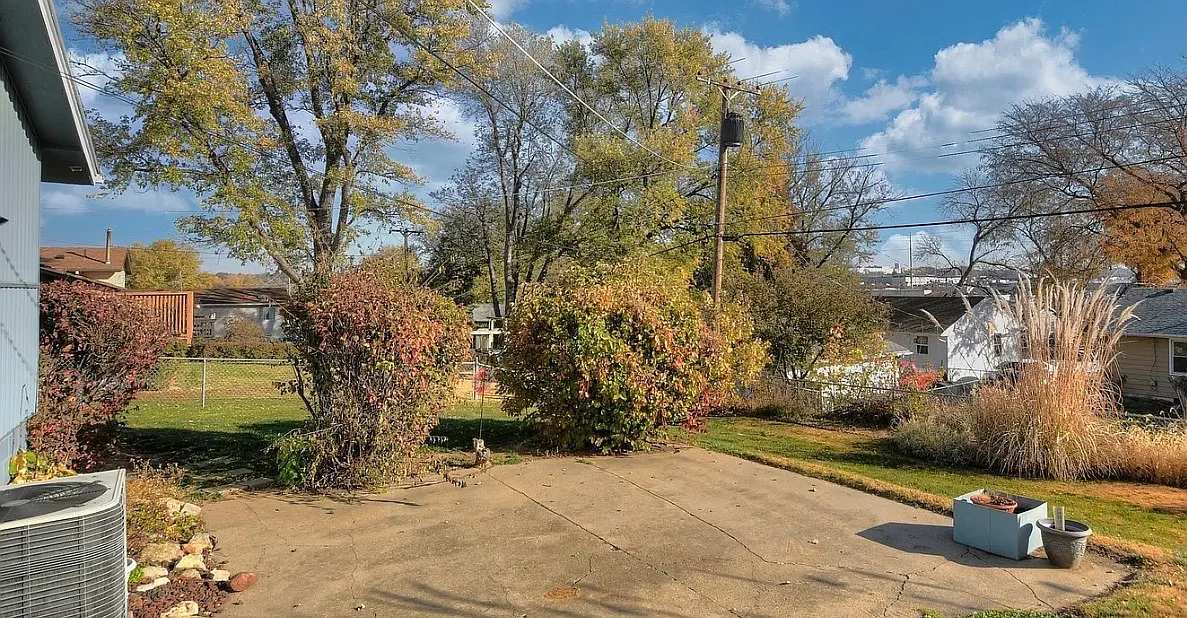 3 bed, 936 sqft, $2,000 — Photo 3