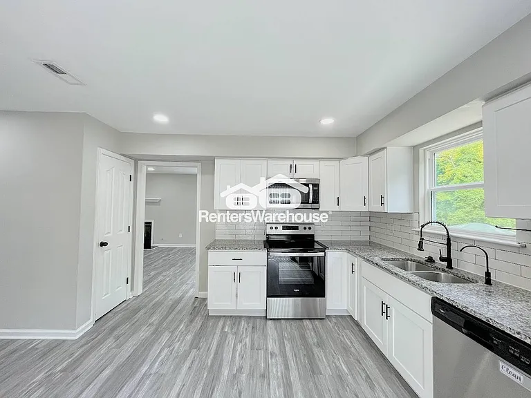 1054 Ivaloo St — Photo 10