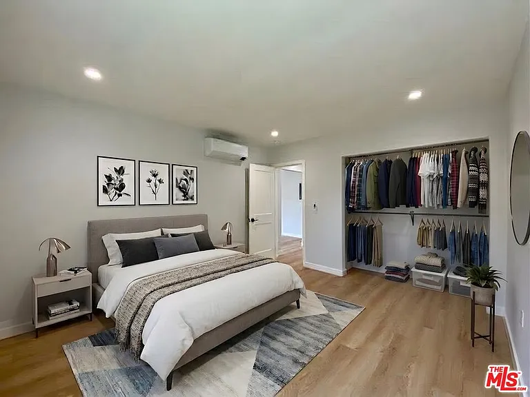 3207 W 3rd St #4 — Photo 2