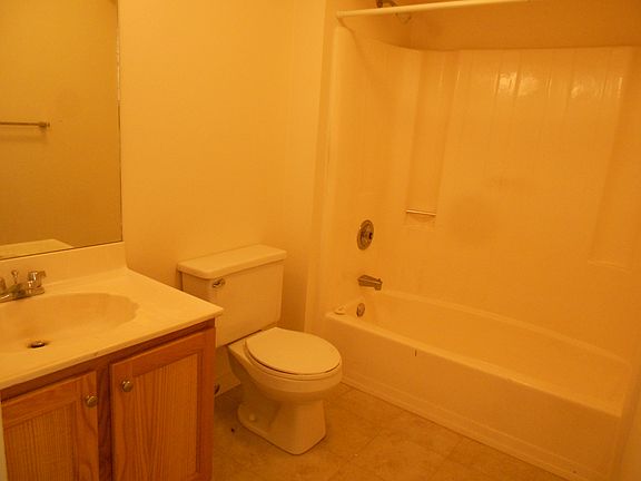 full bath w/vanity