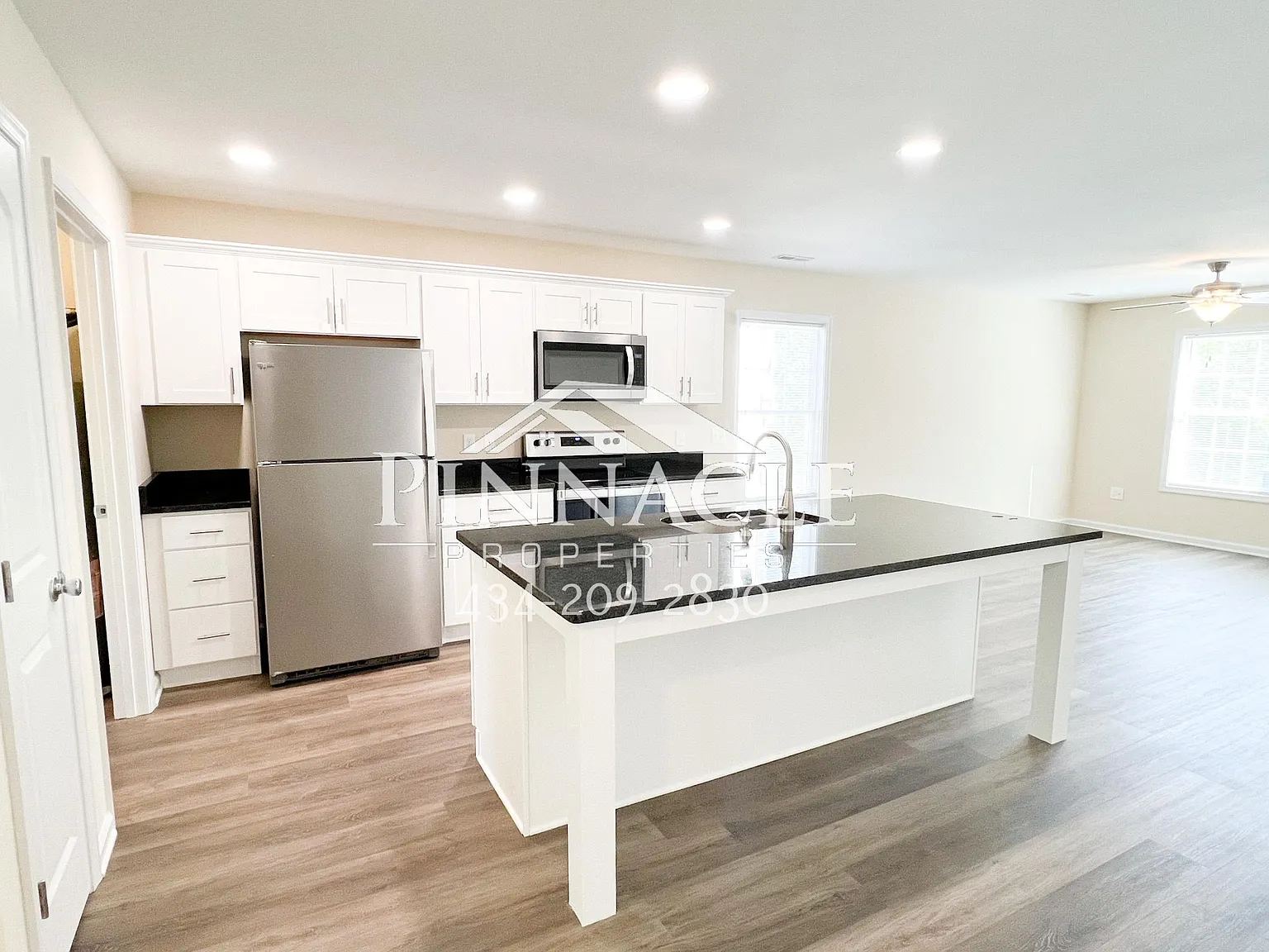 3 bed, 2.5 bath, 1420 sqft, $1,547 — Photo 2