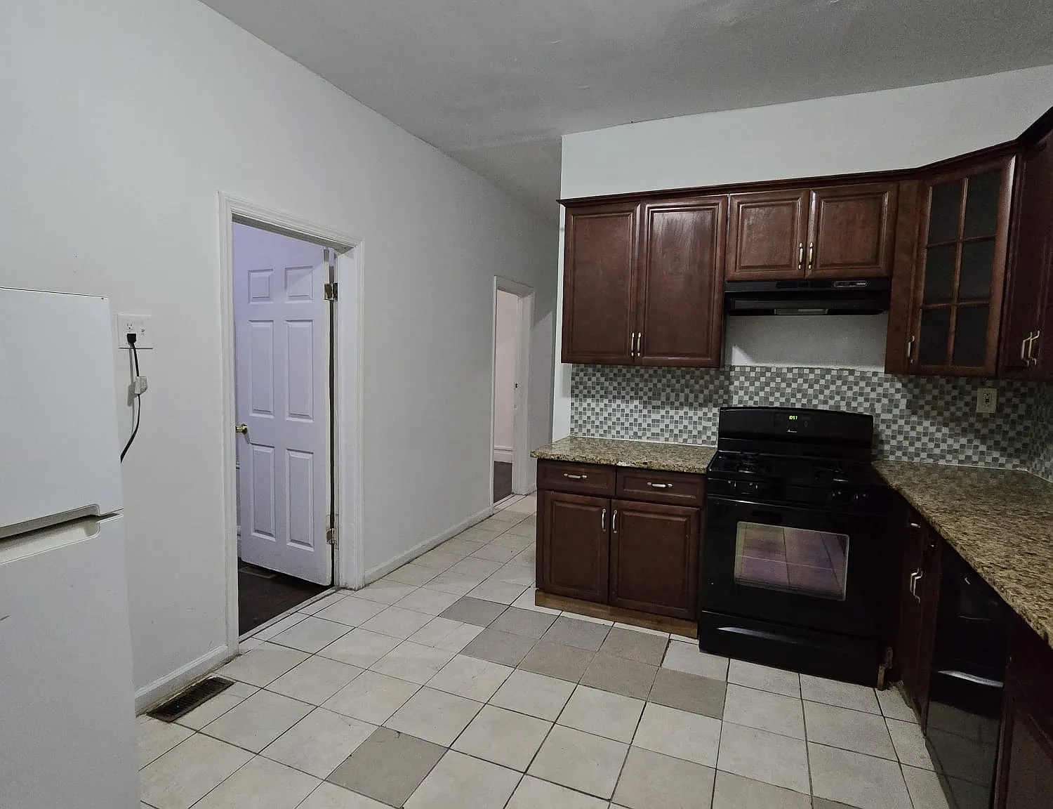 4 bed, $2,100 — Photo 2