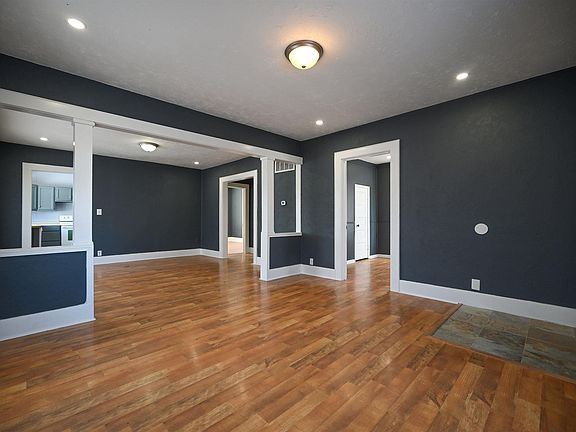 2nd image of 1031 E Laguna St