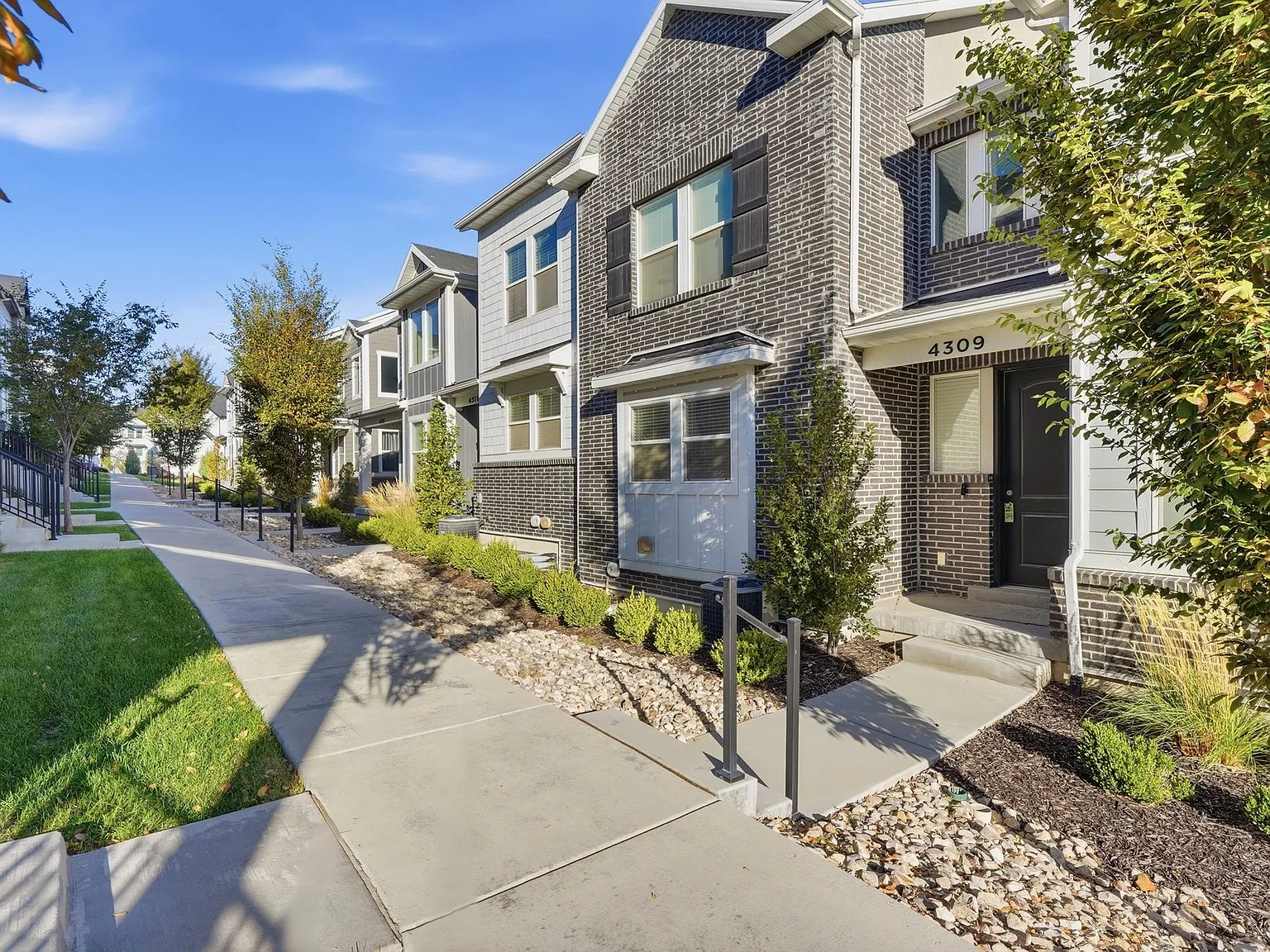 Herriman Townhome: 3 Bed, 2-Car Garage, Pool and Clubhouse — Photo 3
