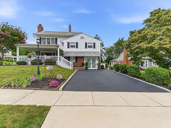 2nd image of 320 Columbia Pl