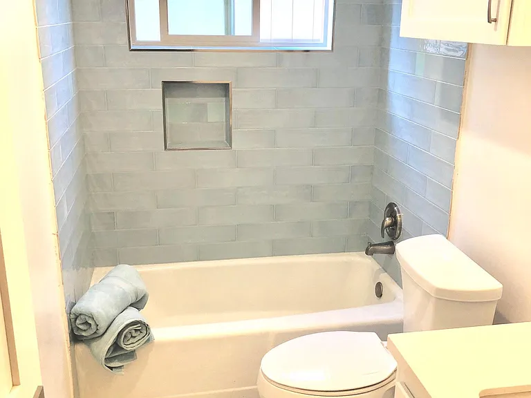 Bathroom Tub & Shower