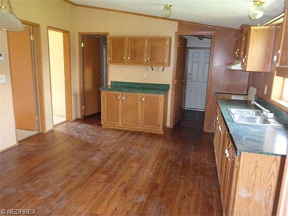 4th image of 419 Fetter Ln E